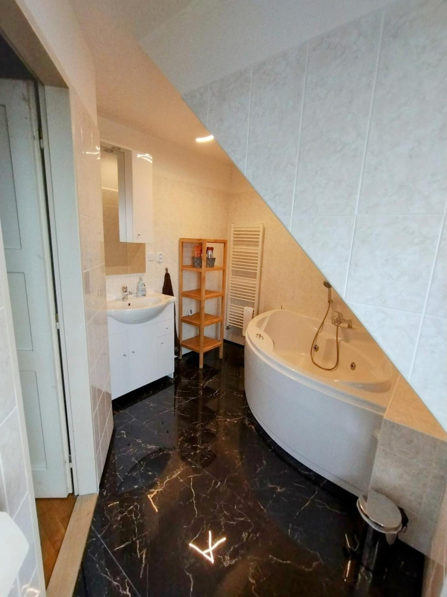 Appartamento Duplex With Garden Praga Esterno foto